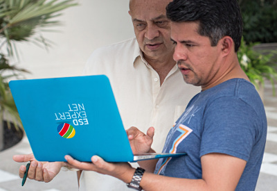 Zwei Personen schauen gemeinsam auf eine Laptop
