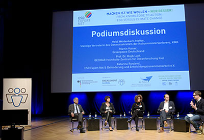Fünf Personen bei einer Podiumsdiskussion